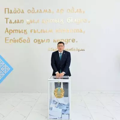 Аким области Абай Берик Уали проголосовал на референдуме