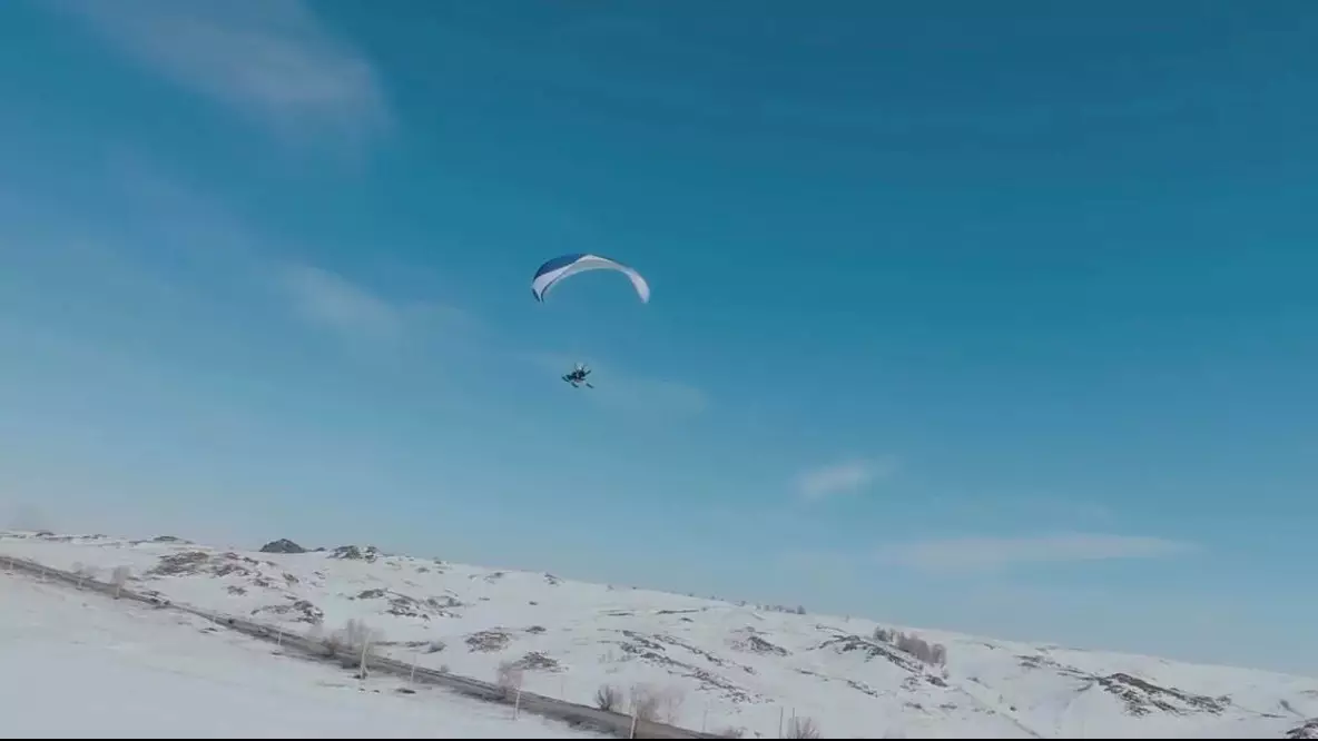Парапланмен ұшып келді: Өскеменде экстремал референдумда дауыс берді