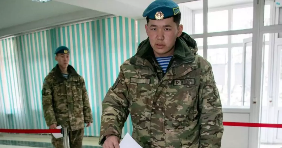  Қарулы күштердің әскери қызметкерлері алғашқылардың қатарында дауыс берді 