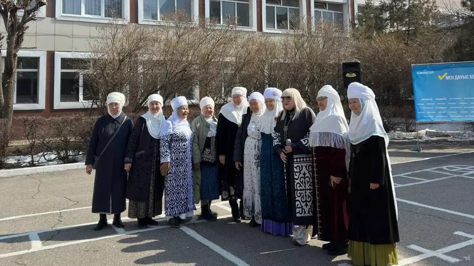 Алматыда аналар референдумда дауыс беріп, жастарға үлгі көрсетті