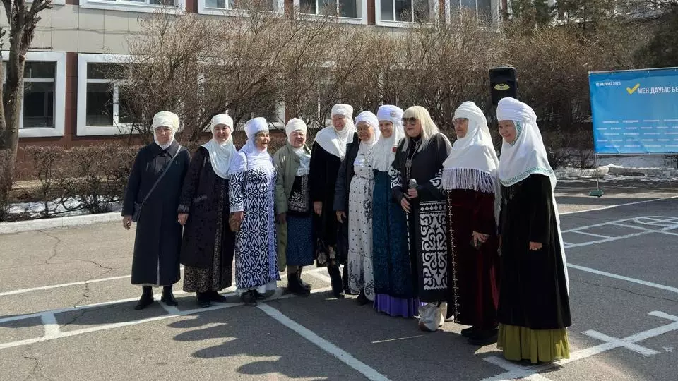 Алматыдағы референдум: «Қазақ аналары» мүшелері отбасымен дауыс берді
