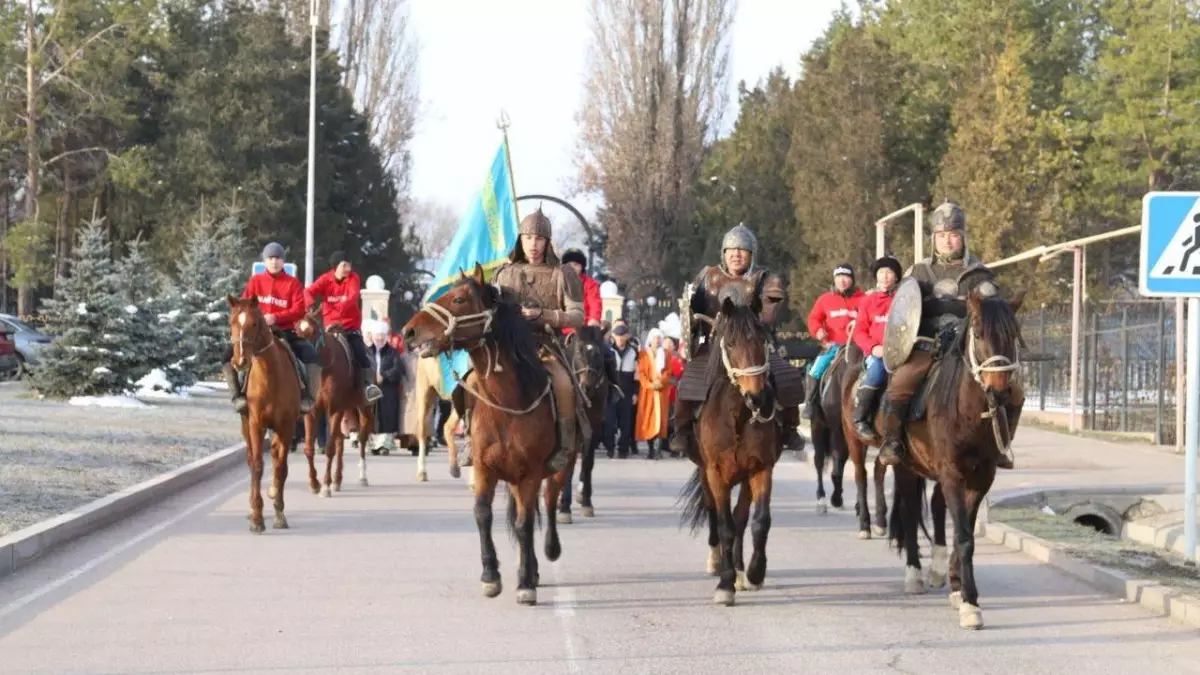 Қайықпен, парапланмен, атпен және ретрокөлікпен: қазақстандықтар референдумға ерекше келді