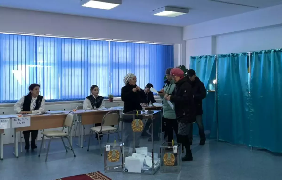 Пострадавшие от паводка жители Уральска голосуют на новом участке