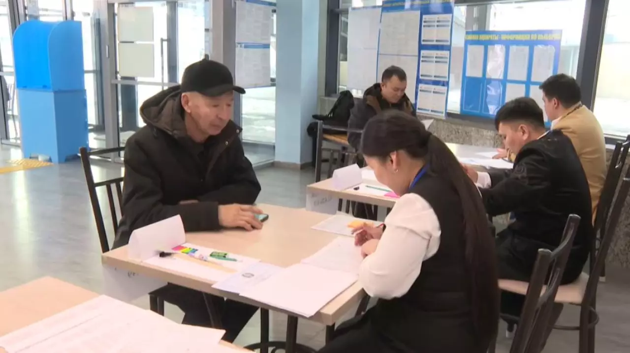 Члены Exit poll проводят опрос в Семее