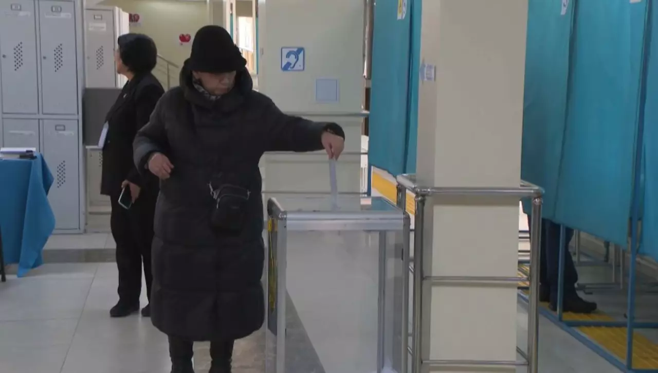 Алматыдағы референдум учаскелерінде дауыс беру жалғасуда. Live