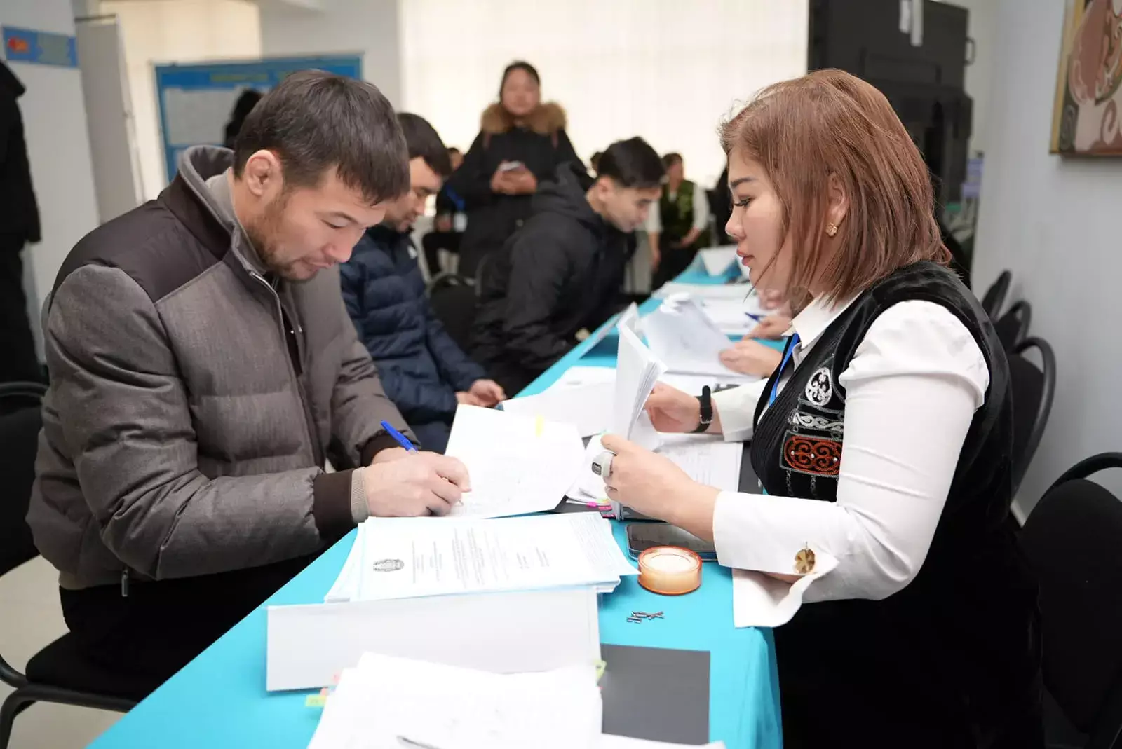 Ауыр сынақта жүр: Шавкат Рахмонов Қонаев қаласында дауыс берді