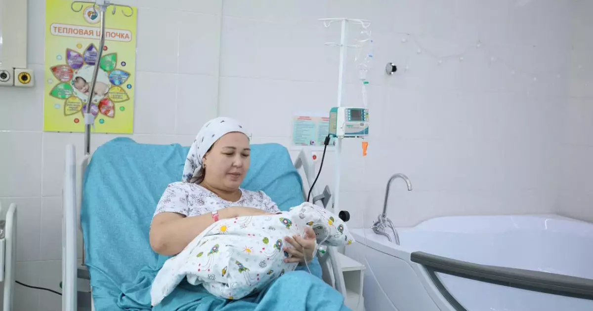  Ақтауда референдум күні дүниеге келген сәбиге Ата-Заң есімі берілді (ВИДЕО) 