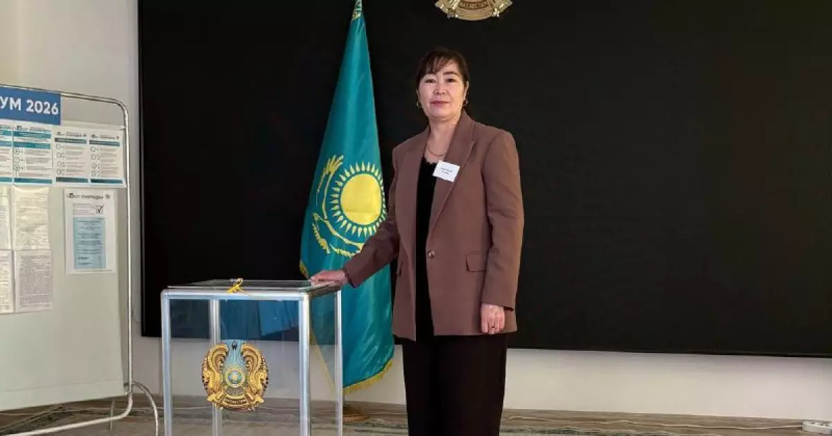  Сәтпаевта учаскеге алғашқы болып келген зейнеткер кісіге сыйлық табысталды – бақылаушы 