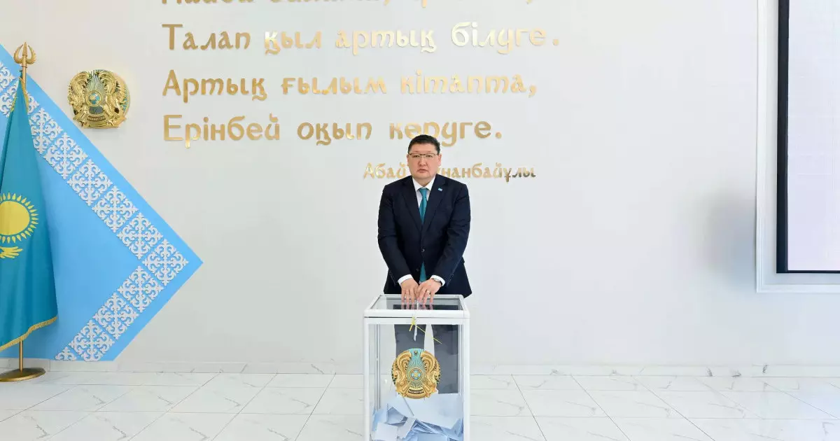  Абай облысының әкімі Берік Уәли референдумда дауыс берді 