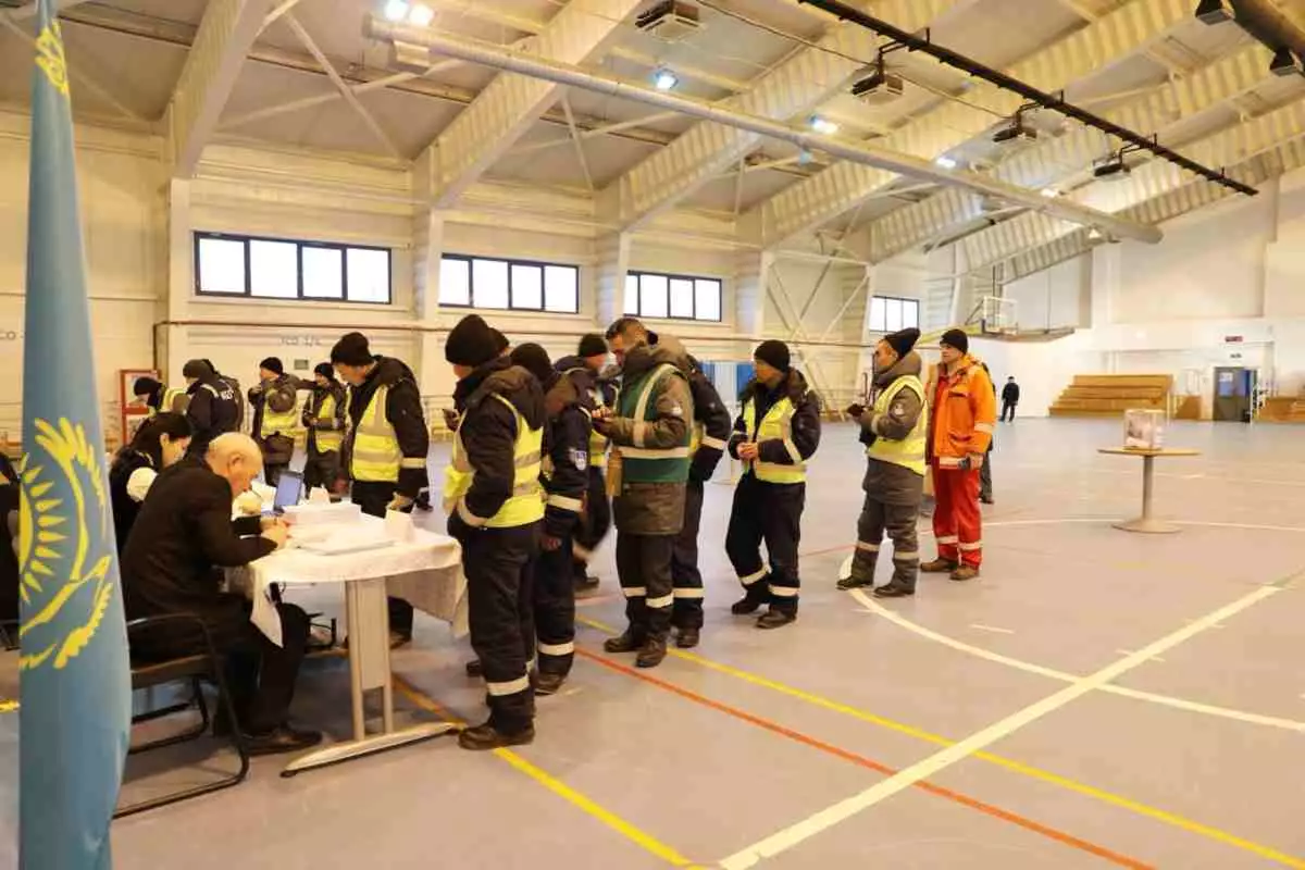 Более 5 тысяч нефтяников Атырауской области, работающих вахтовым методом, приняли участие в голосовании на референдуме
