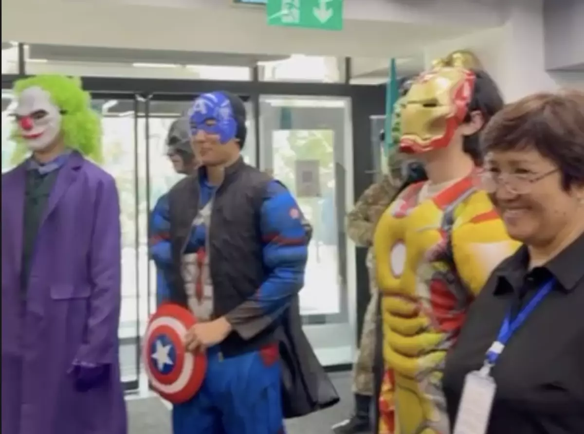 Алматыдағы референдум күнінің алғашқы жартысы: суперқаһармандар, ұлттық киімдер және ұзын бойлы қуыршақтар