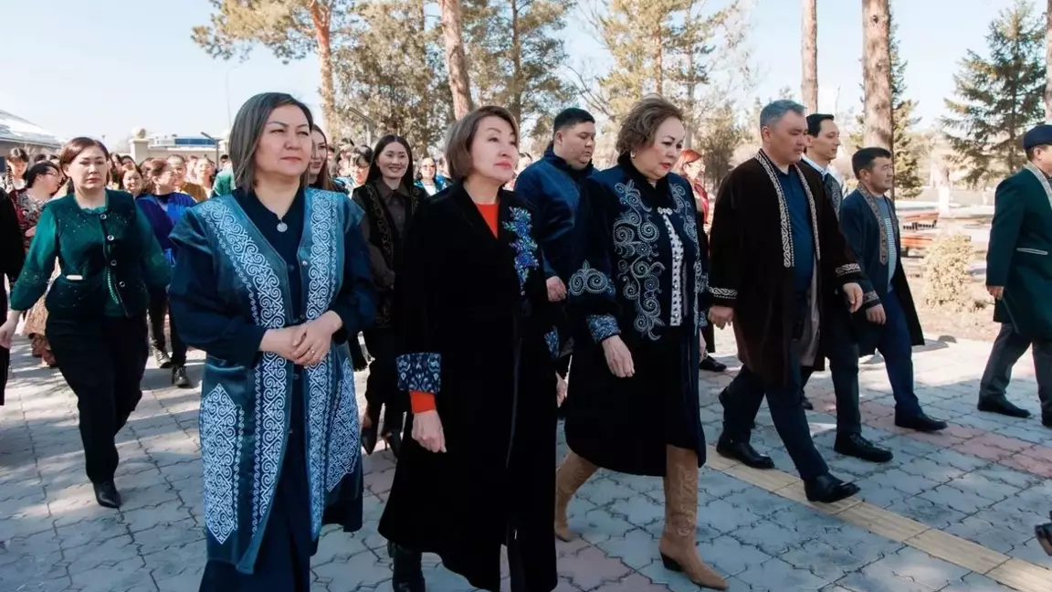 Жетісу университетінің ұжымы ұлттық киіммен референдумда дауыс берді