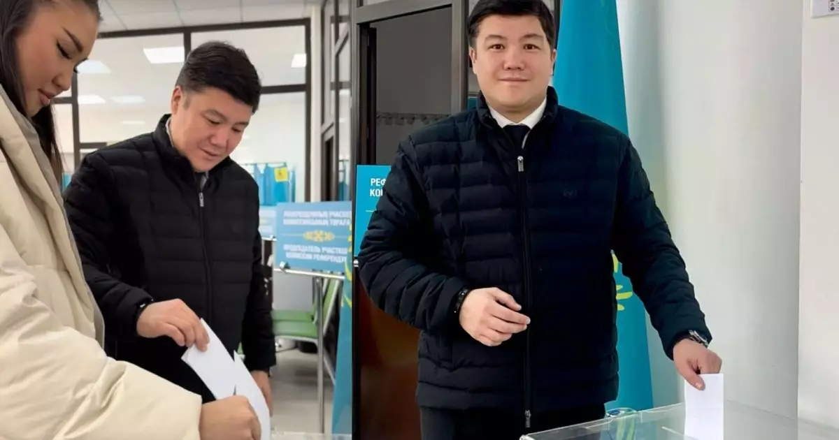  Әзілкеш Тұрсынбек Қабатов үлкен қызымен бірге референдумға қатысып, дауыс берді (ВИДЕО) 