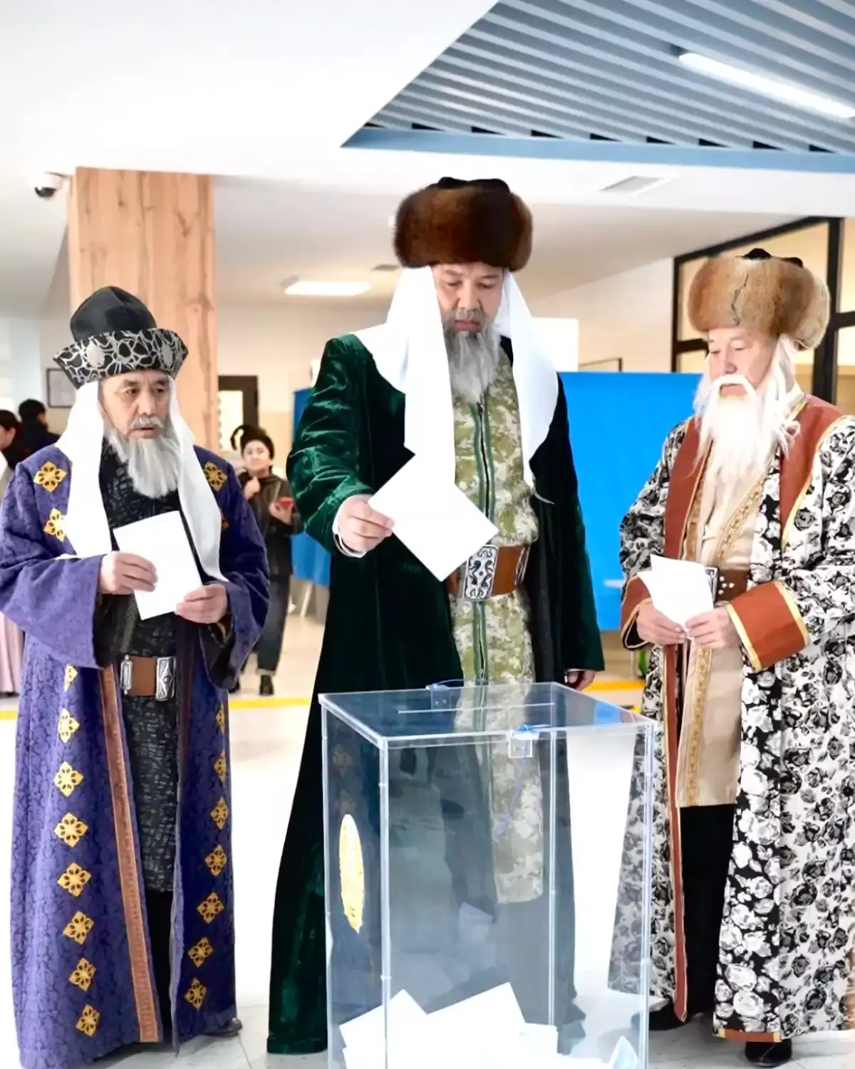 Референдум: Қазақ хандары дауыс беруге келді