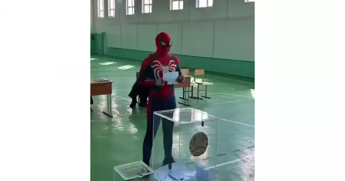  Шымкентте «Өрмекші адамның» киімін киіп келген тұрғын дауыс берді 