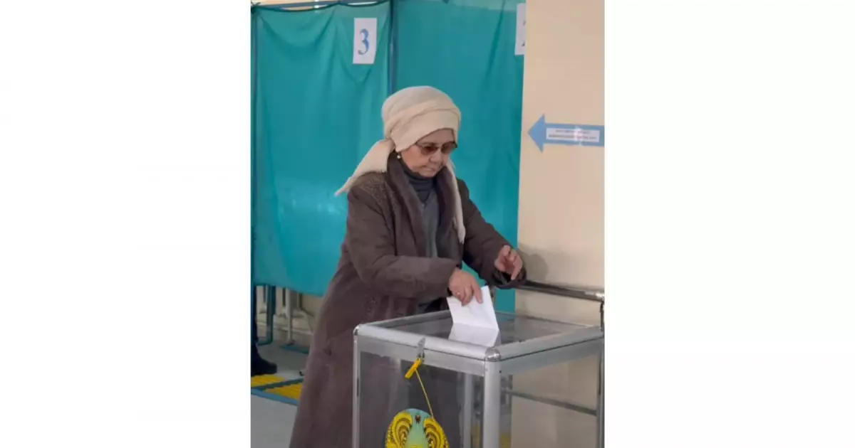  Алматыда жазушы Зейнеп Ахметова референдумда дауыс берді 