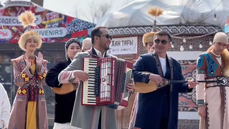 Шымкентте дауыс беру учаскелерінде алтыбақан құрылып, бауырсақ таратылды