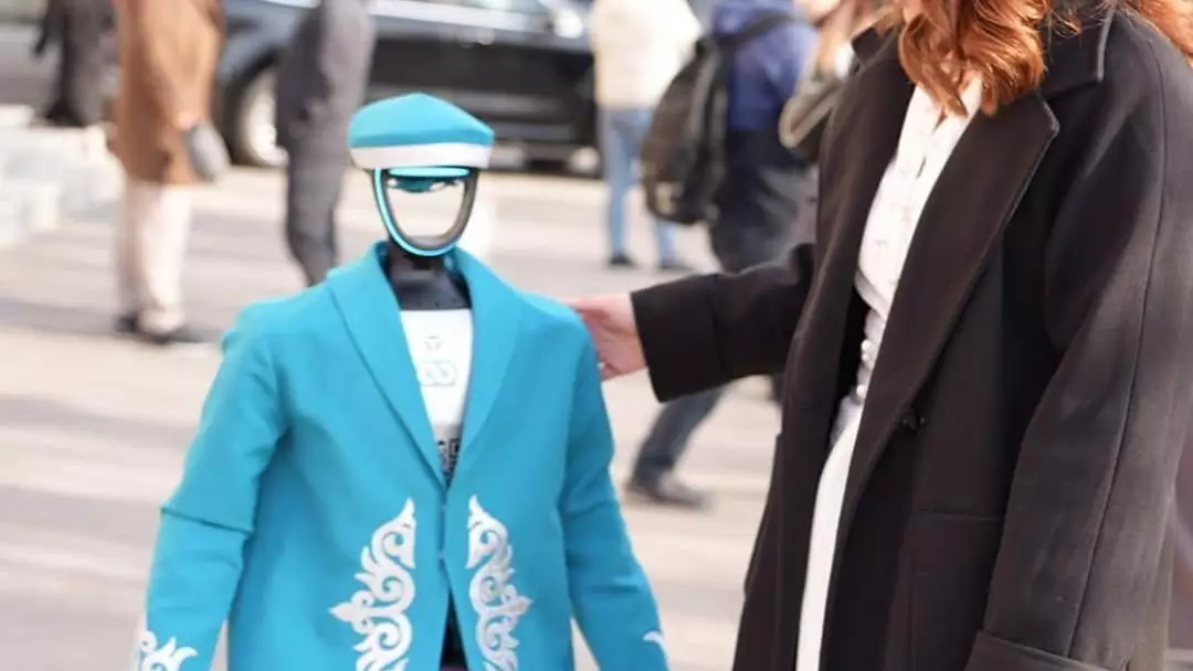 Референдумның ерекше қонағы: учаскеге ұлттық киім киген робот келді