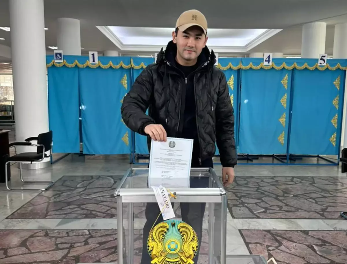 Әнші Қуандық Рахым Алматыда референдумға қатысып, дауыс берді