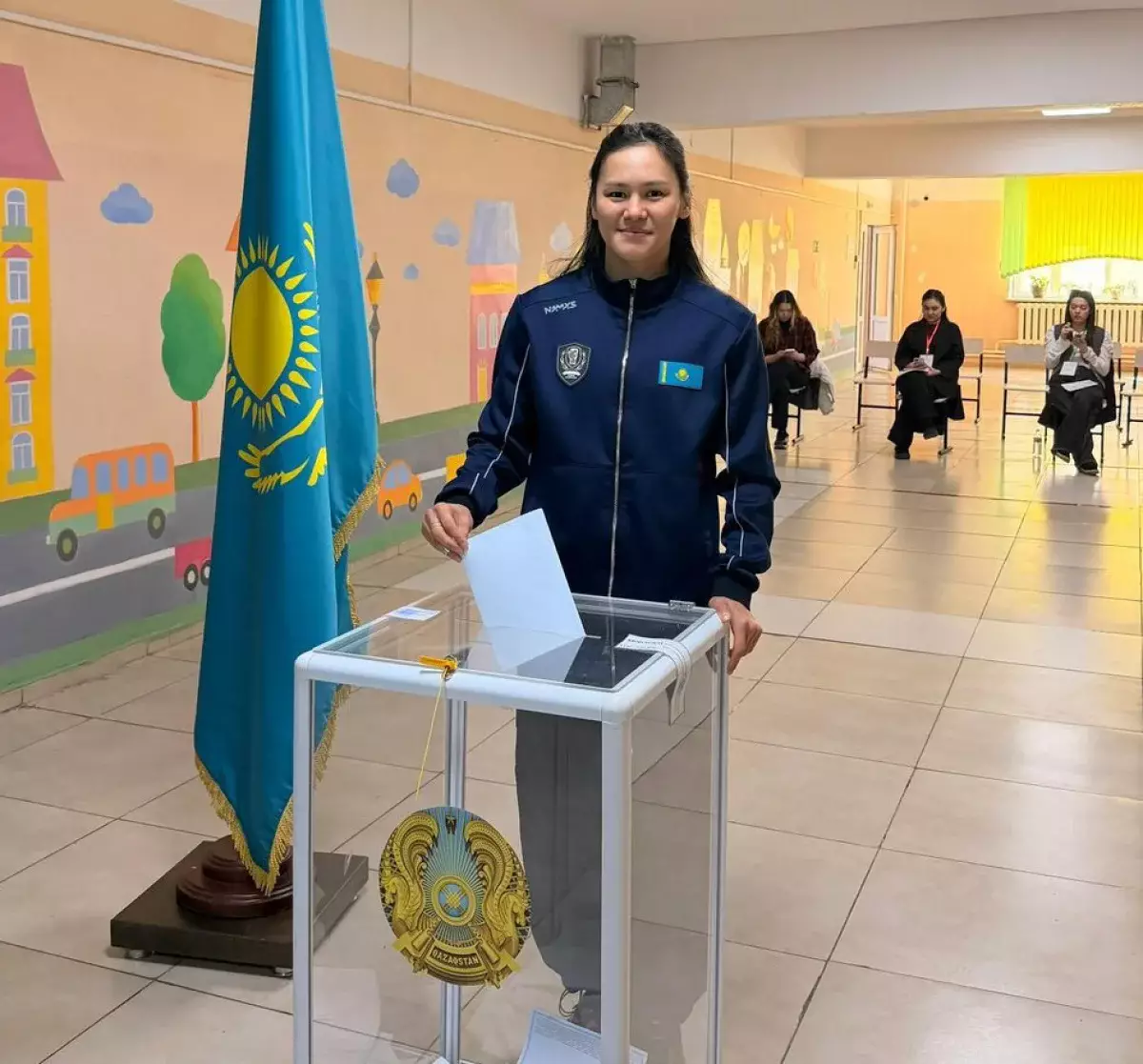 Алматыда екі дүркін әлем чемпионы Алуа Балқыбекова референдумда дауыс берді