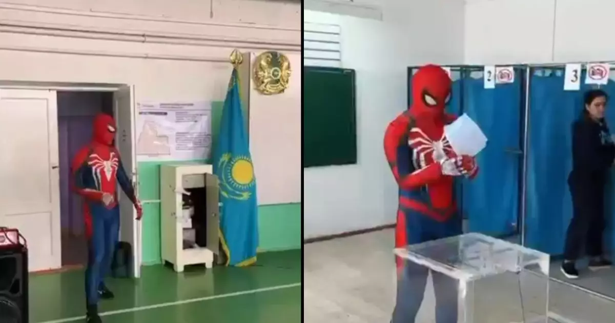  Шымкенттегі сайлау учаскелерінің біріне `Өрмекші адам` келіп, таңдауын жасады 