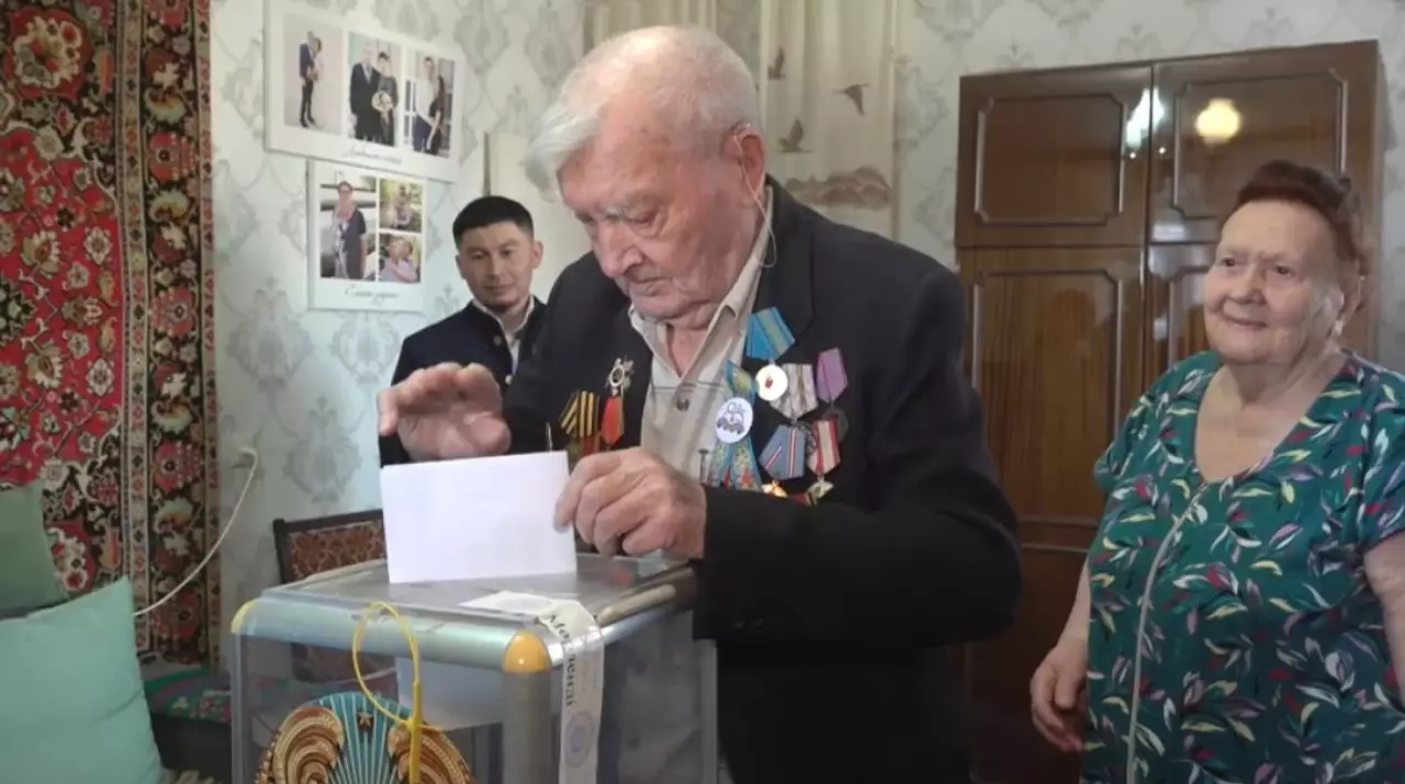 Ветеран войны проголосовал на дому в Уральске