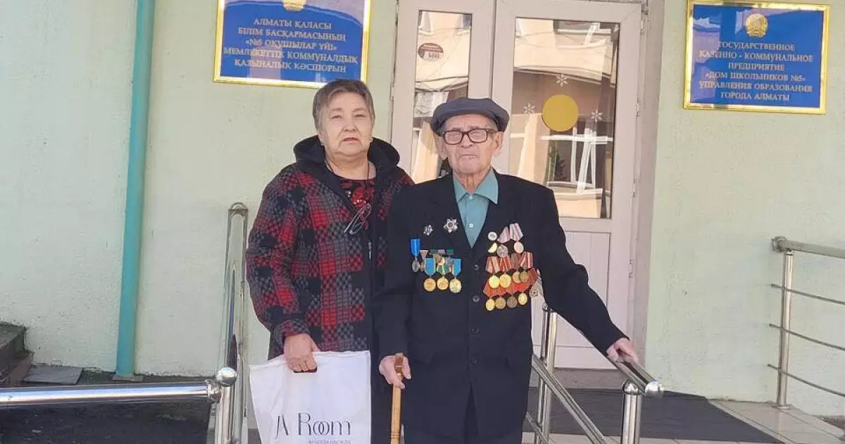  Алматыда ғасыр жасаған ардагер учаскеге келіп дауыс берді 