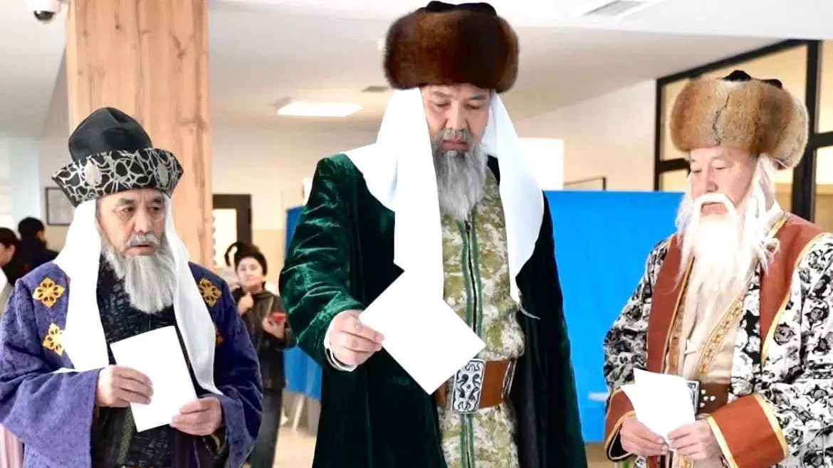 Қасым, Есім және Тәуке хандар бейнесіндегі азаматтар дауыс берді