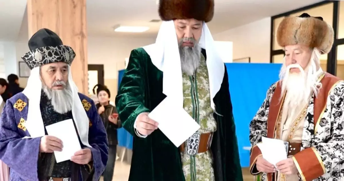  Қызылордада қазақ хандарының кейіпіндегі тұрғындар дауыс беруге келді 