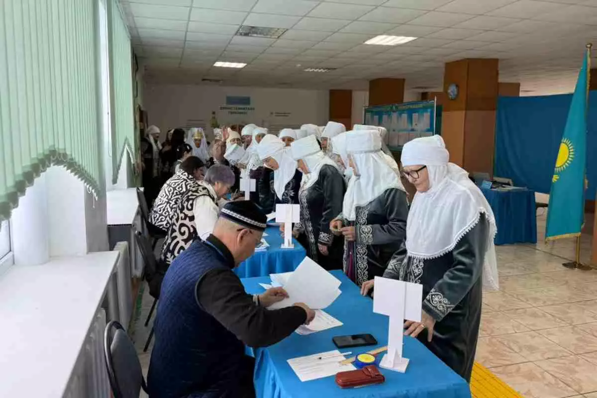 Ақтөбе облысында 60 ене мен 60 келін бір уақытта дауыс беру учаскесіне келді