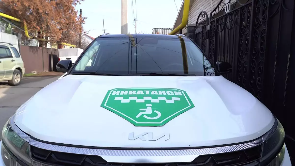 Инватакси - тегін: Алматыда мүмкіндігі шектеулі азаматтар референдумға белсенді қатысып жатыр