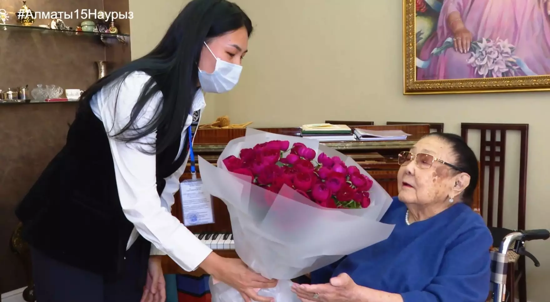 Аты аңызға айналған опера әншісі Бибігүл Төлегенова Алматыда өткен референдумға қатысты