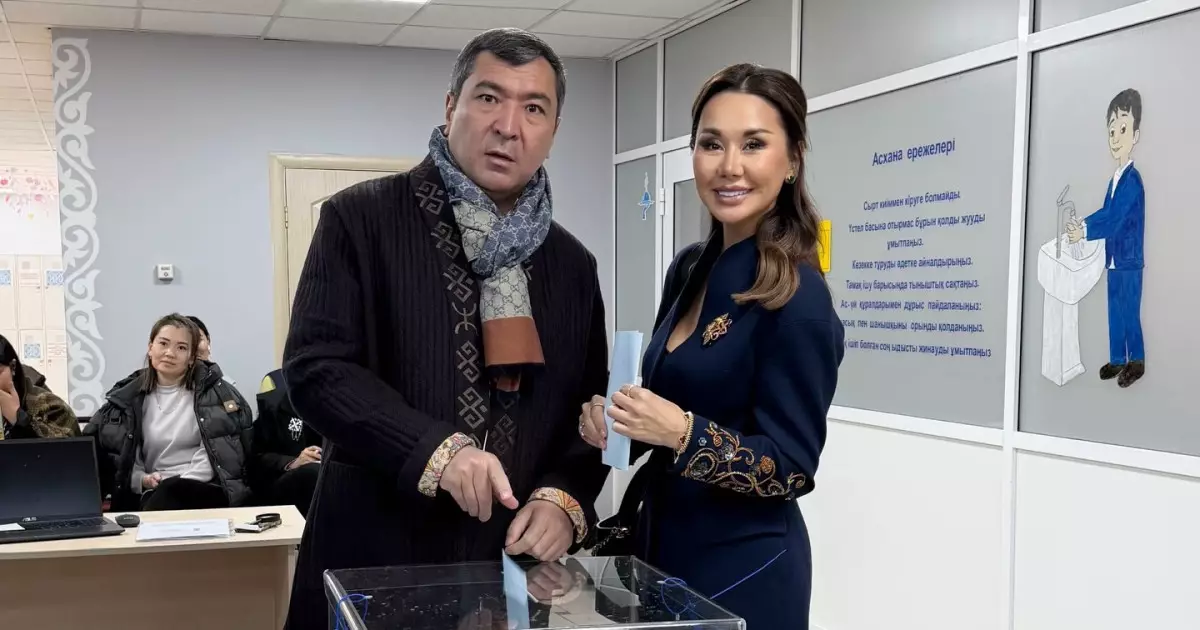   Динара Сәтжан жолдасымен бірге референдумда дауыс берді   