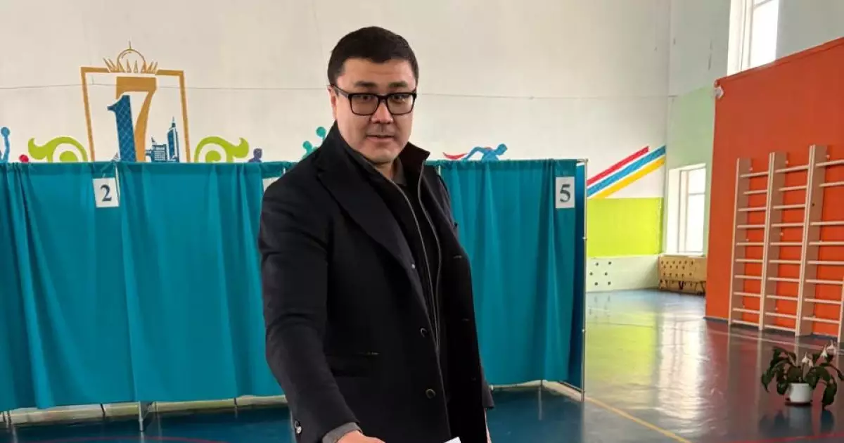  `Әр адамның ел болашағына жауапкершілікпен қарауы – өте маңызды`: Бақтияр Мәкен референдумда дауыс берді 