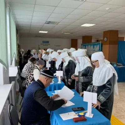 В Актюбинской области 60 свекровей и 60 невесток одновременно пришли на избирательный участок