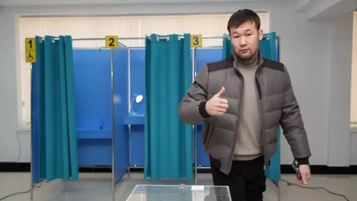 Шавкат Рахмонов проголосовал на референдуме в Конаеве