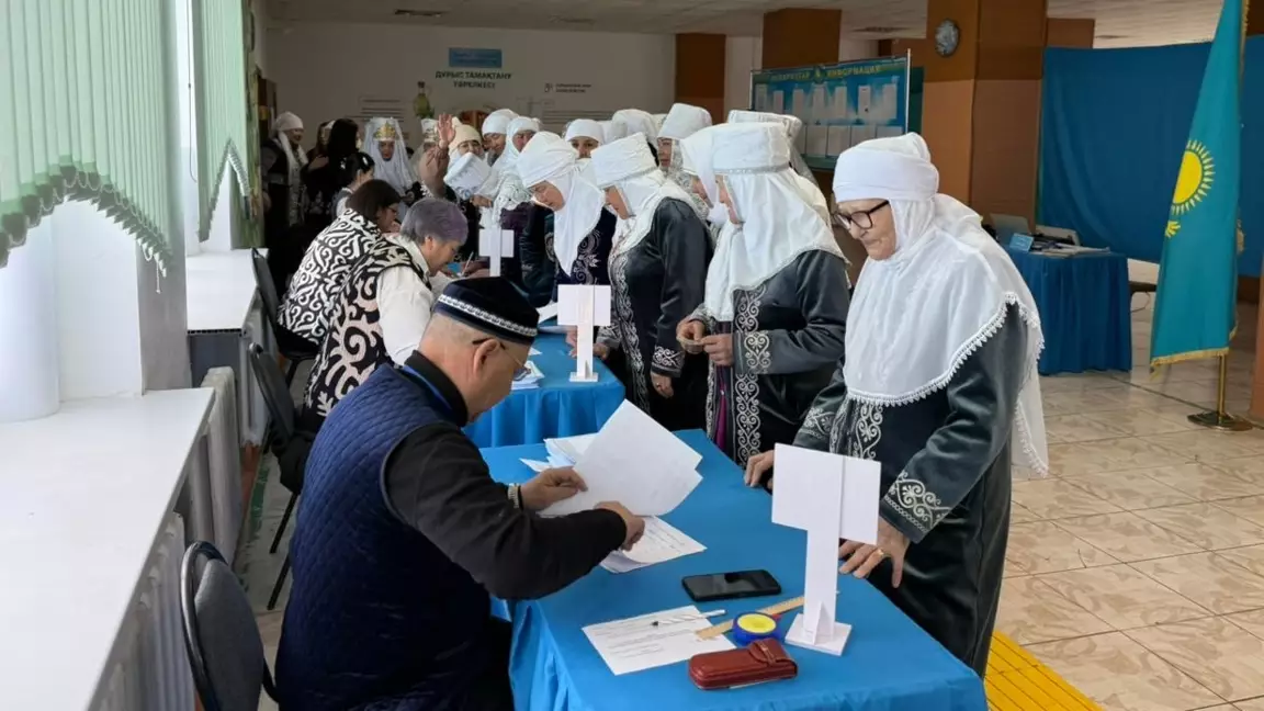 Ақтөбе облысында 60 ене мен 60 келін бір уақытта дауыс беру учаскесіне келді