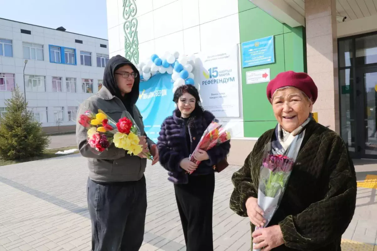 Алматыдағы кейбір референдум учаскелерінде әйелдерге гүл сыйланды
