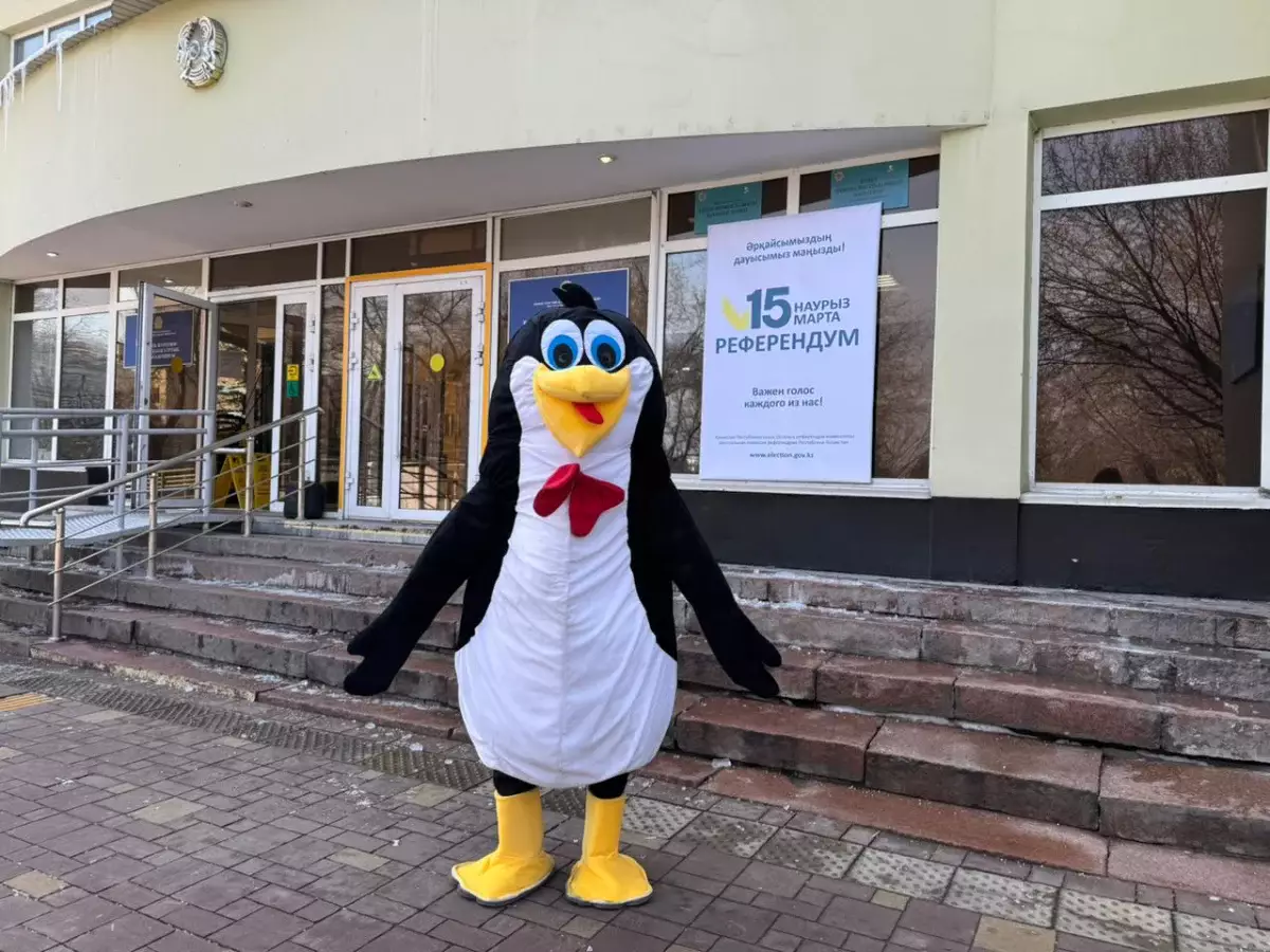 Референдумдағы «пингвин»: Алматыдағы учаскеде ерекше дауыс беруші көзге түсті