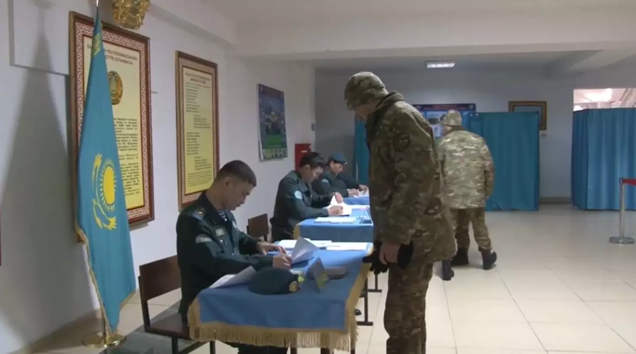 Әскери қызметшілер референдумға қатысты