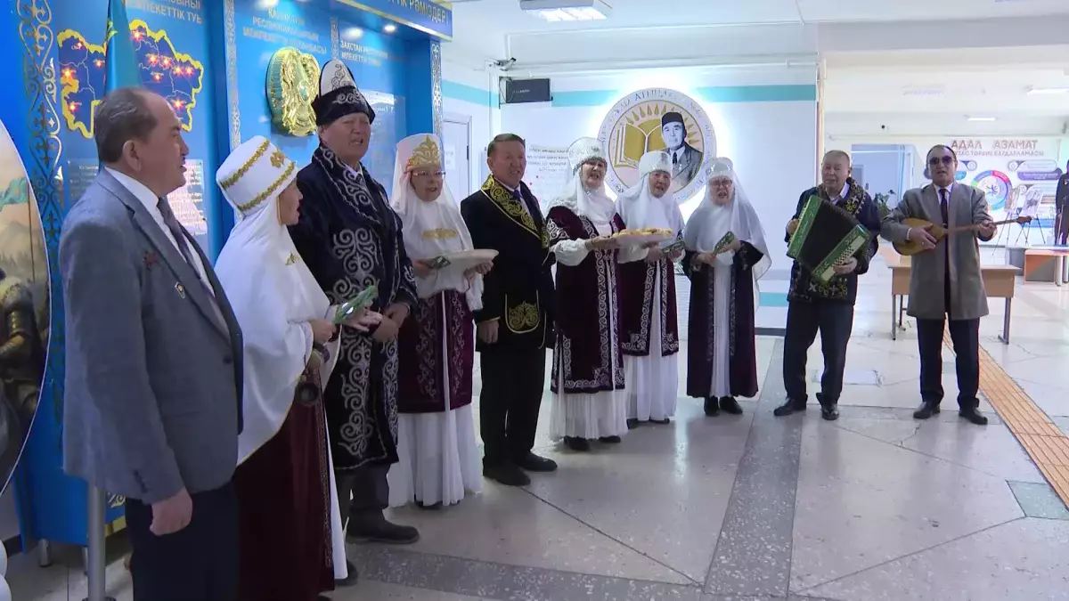 Таразда ардагерлер ансамблі дауыс берушілерді жырмен қарсы алды