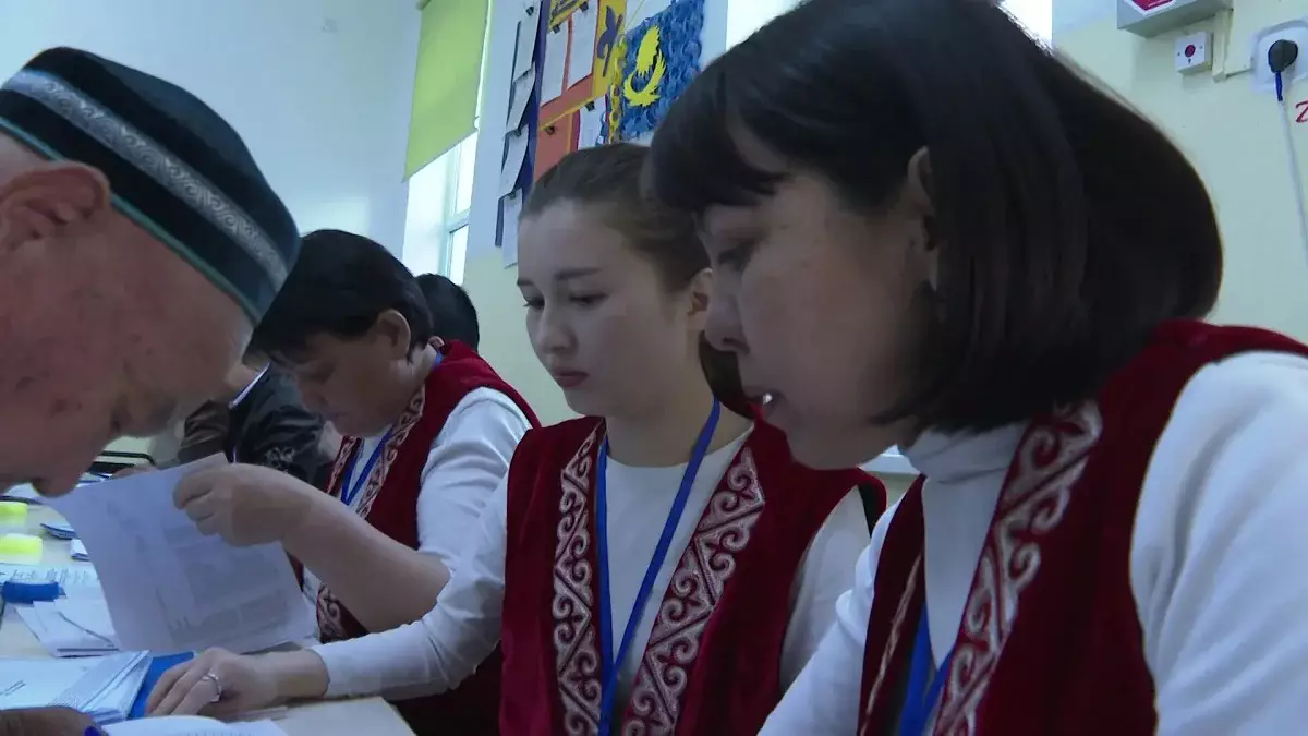 Түркістанда референдум учаскелеріне комиссия мүшелері ұлттық киім киіп келді