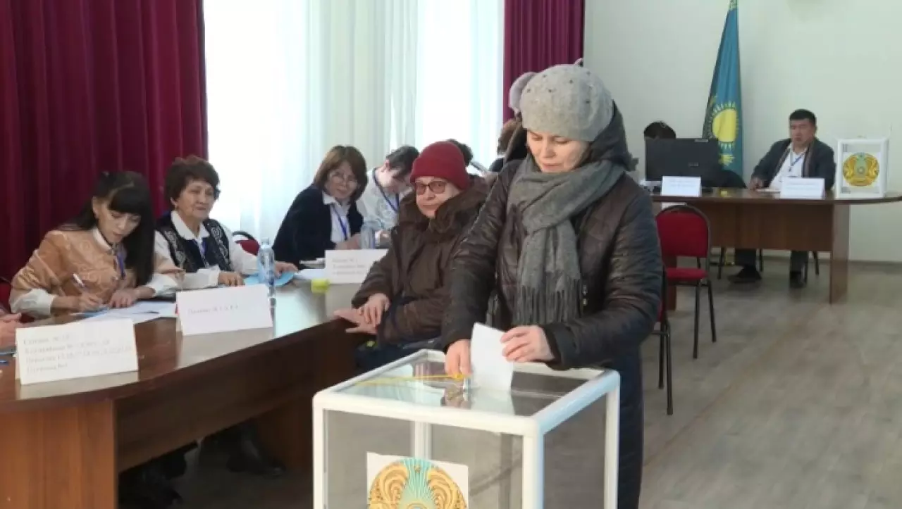 В Улытау продолжается голосование на референдуме. LIVE