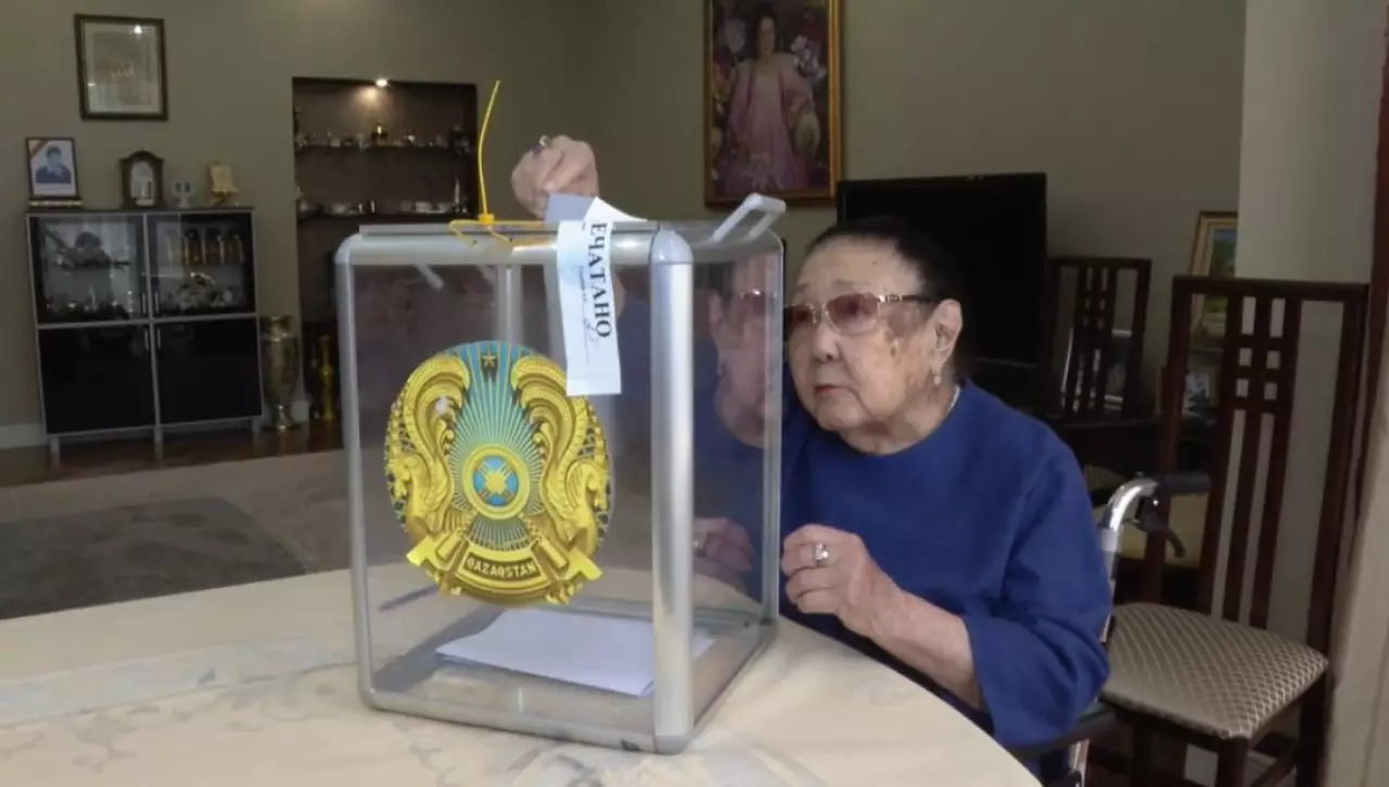 Бибігүл Төлегенова дауыс берді