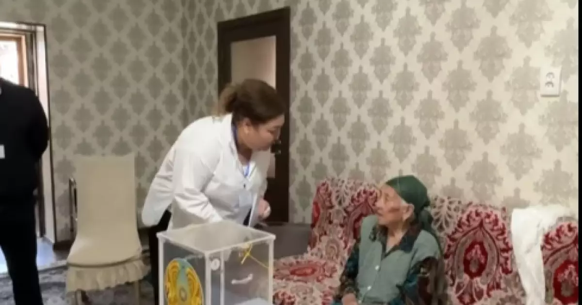  Тараздың 101 жастағы тұрғыны өз үйінде дауыс берді 