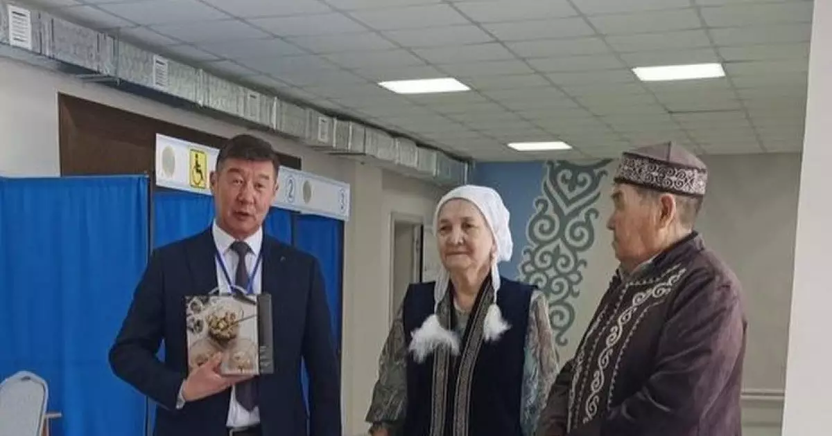  БҚО-да референдумда дауыс беруге келген «Алтын той» иелеріне сыйлық табыс етілді 