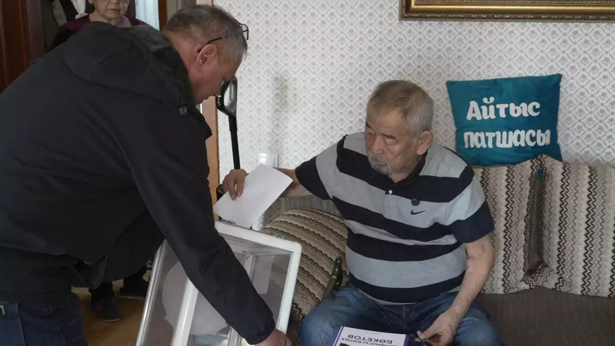 Қазақстанның Халық жазушысы Жүрсін Ерман үйінде дауыс берді