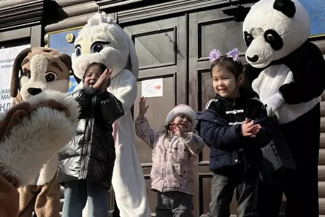 Семейная атмосфера на участках Алматы: для детей подготовили раскраски, аттракционы и кукольные представления