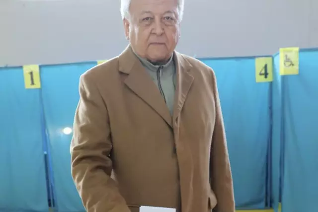 Председатель Союза писателей Казахстана Мереке Кулькенов также сделал свой выбор