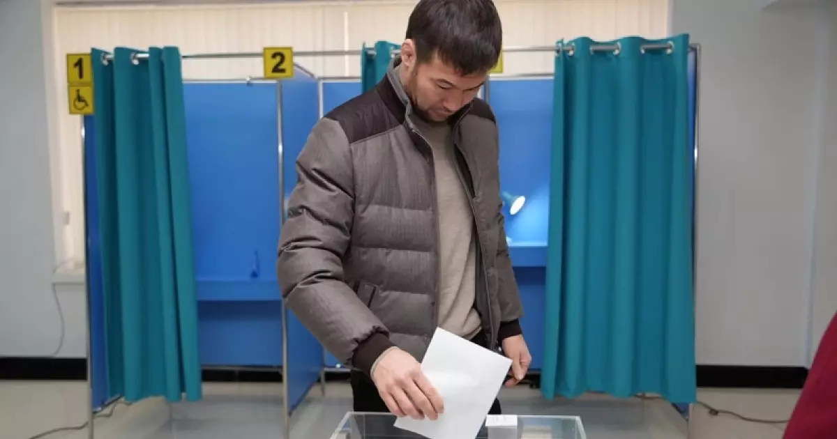  Шавкат Рахмонов Қонаевтағы учаскеде дауыс берді 